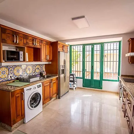 Modern With Parking And Private Pool Vila